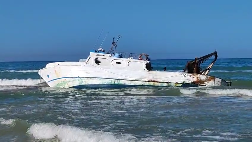 Scicli, motopeschereccio si incaglia sulla spiaggia di Bruca