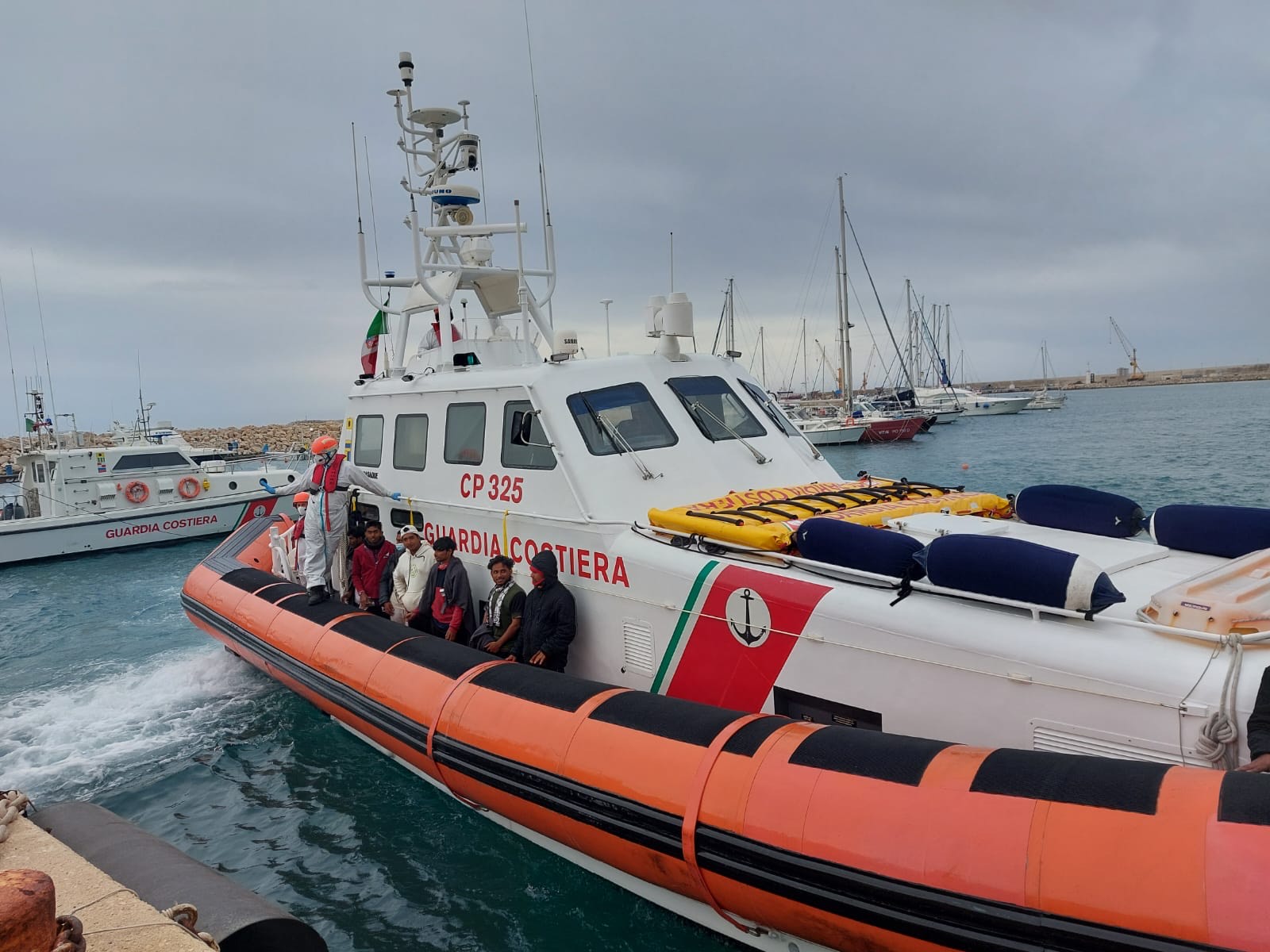 Anche 22 minori tra i migranti salvati e portati a Pozzallo