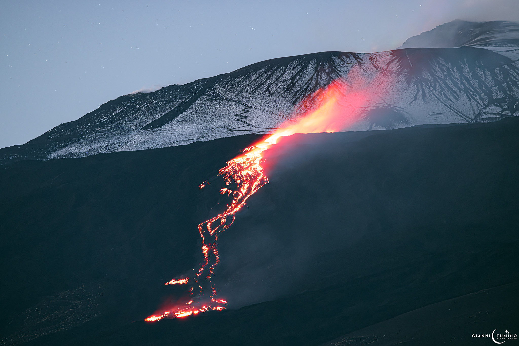 Fuoco e ghiaccio sull’Etna: l’incredibile scatto di Giovanni Tumino