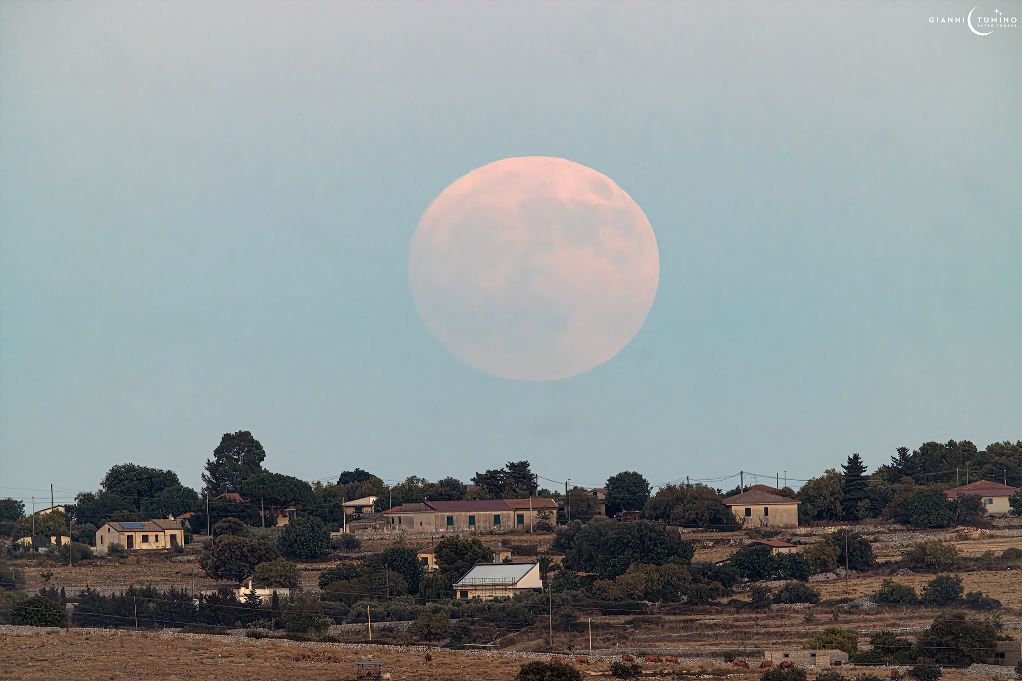 Luna Piena d’Agosto: lo spettacolo dorato che incanta i Monti Iblei da Ragusa