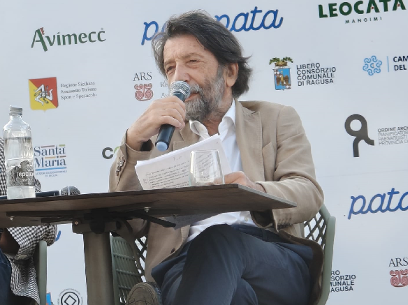 Cacciari inaugura “Cogitare”: folla al Pata Pata per la lectio sull’intelligenza artificiale