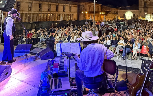 Capossela incanta Ragusa: poesia, mito e musica sul sagrato della cattedrale