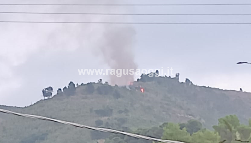 Un fulmine nella pineta di Chiaramonte. Successivo temporale spegne le fiamme