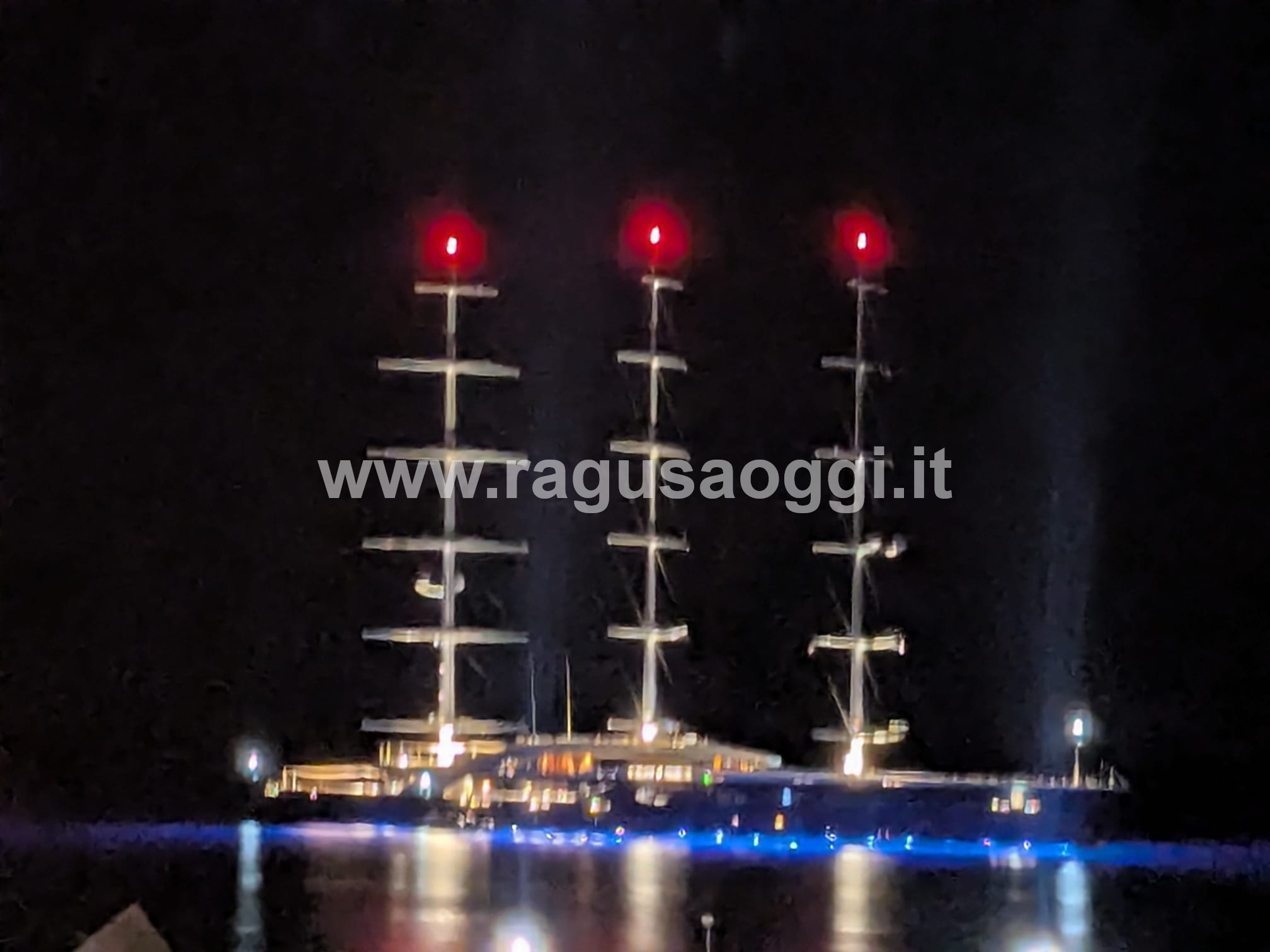 Il super yacht di Brad Pitt avvistato a largo delle coste dell’Isola di Ustica. FOTO