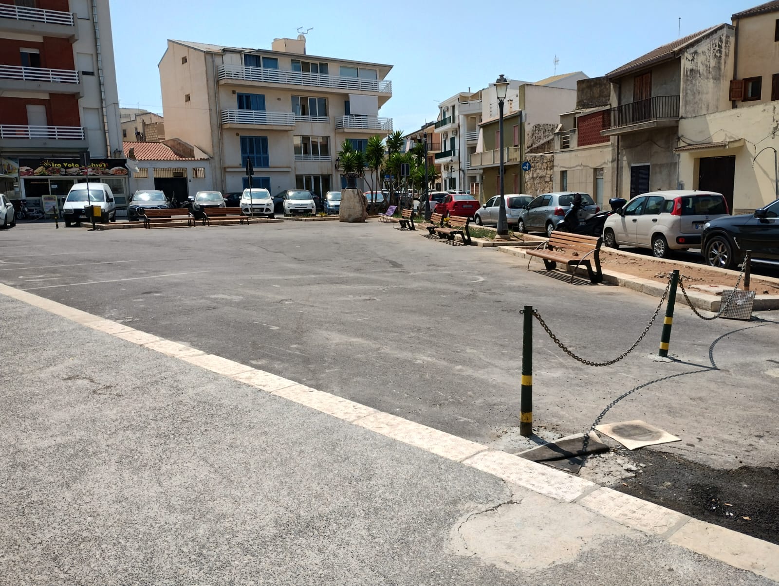 Una piazzetta nel degrado a Scoglitti: risse, schiamazzi, alcool e droga. I villeggianti scrivono al Prefetto