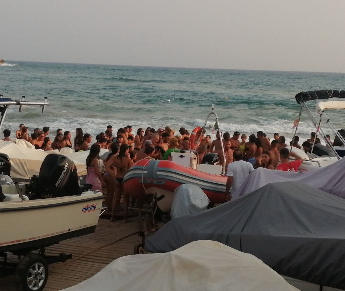 Cava d’Aliga, otto bagnanti salvati dal mare agitato