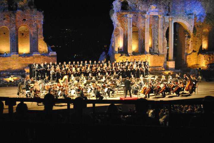 “In Teatro Aperto”: musica e risate a Marina di Modica con Morricone e la commedia “Biscotti alle noci”