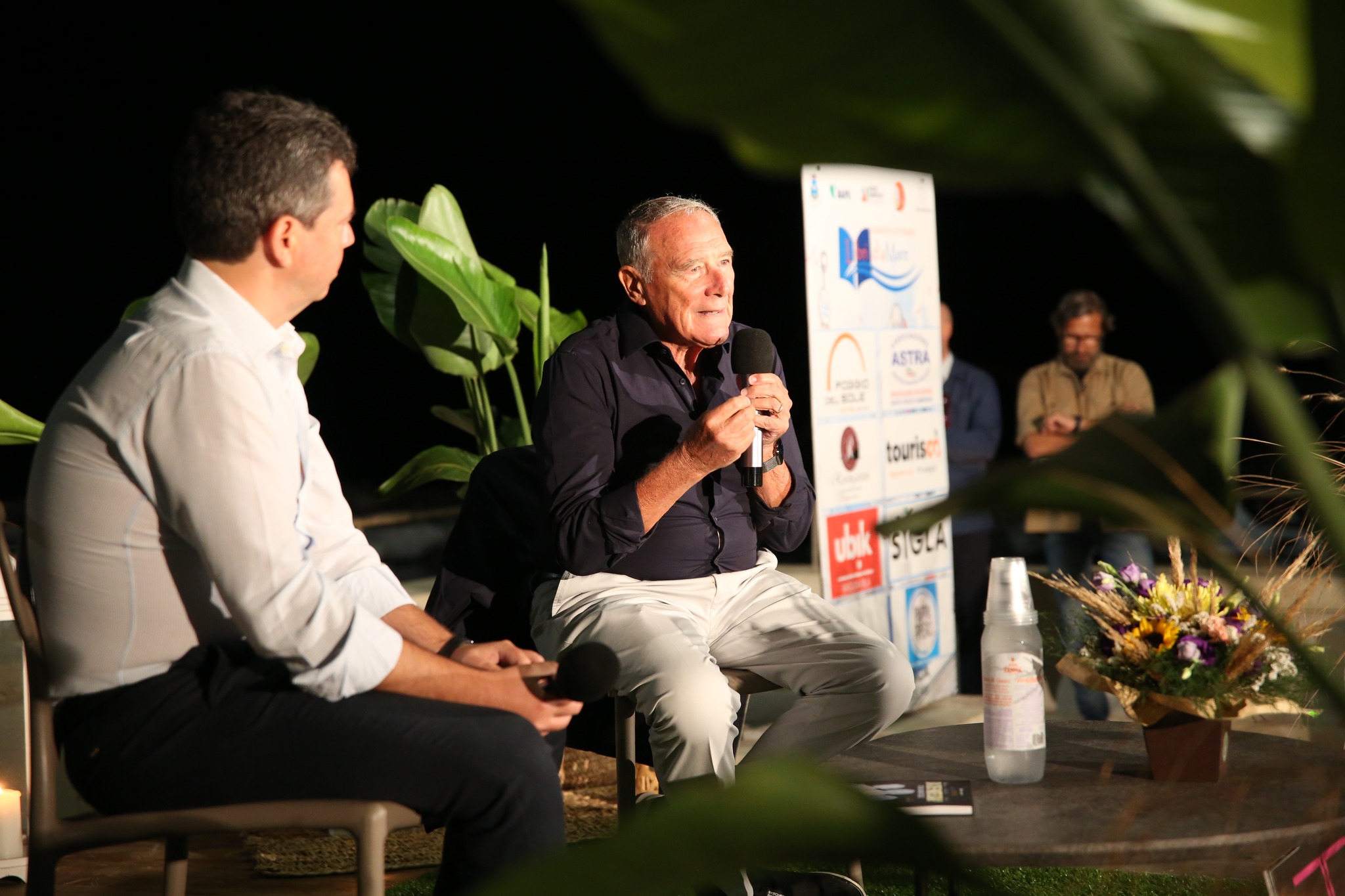 “Da che parte stai?”: Pietro Grasso incanta il pubblico a Libri d’aMare con la sua graphic novel sulla legalità