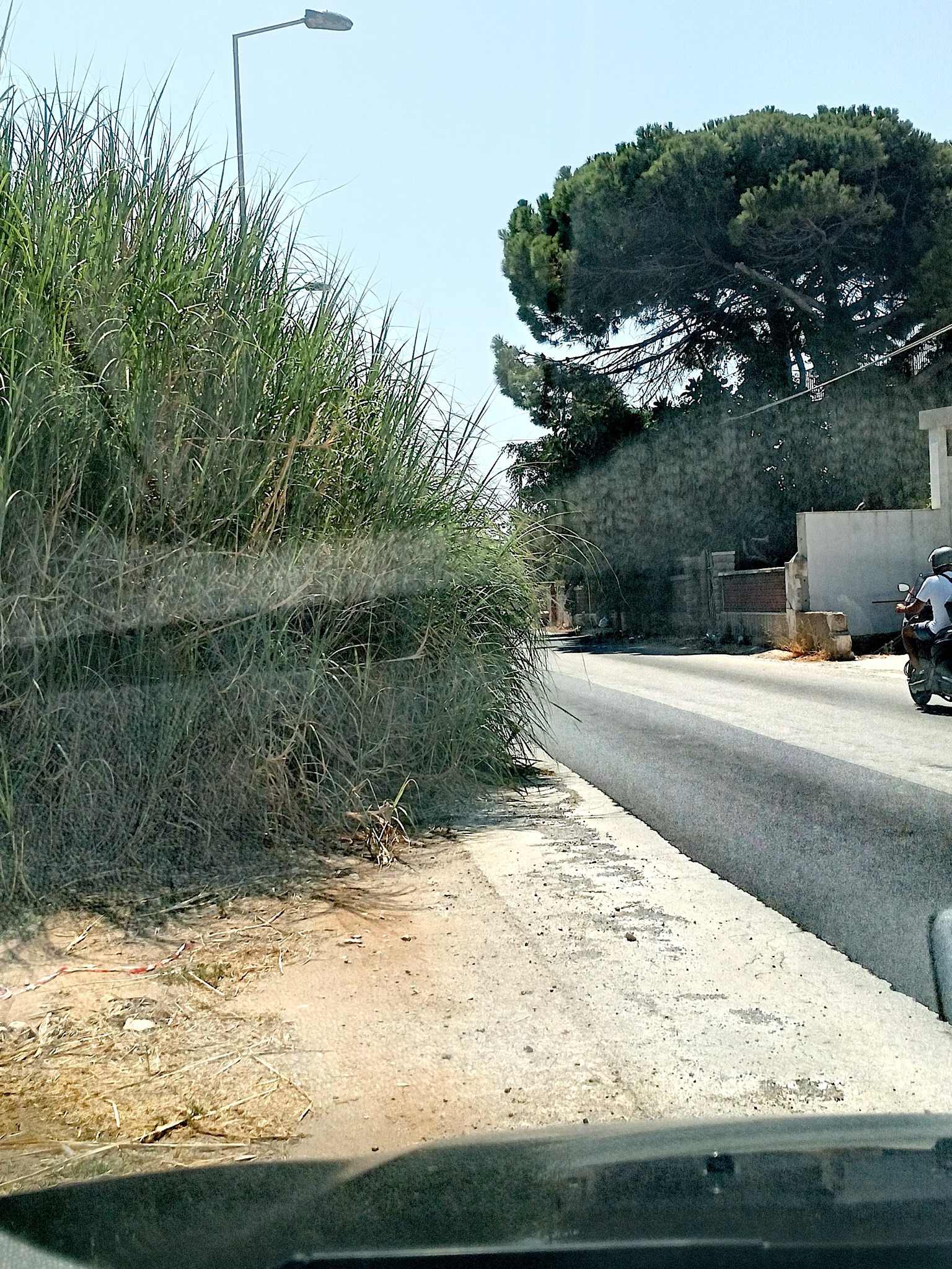 Turisti e residenti protestano: i disagi nascosti alla periferia est di Donnalucata e un’antenna nata come un “fungo”
