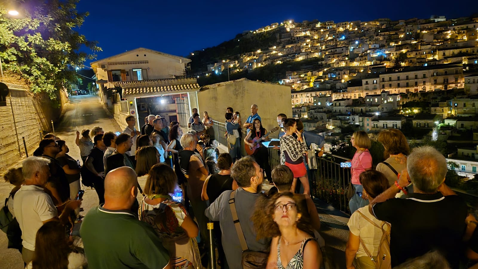 “Lune d’Oriente”: oltre mille visitatori tra vicoli, grotte e panorami notturni di Modica