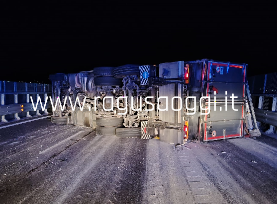 Incidente sulla A18 Modica-Ispica: Tir si ribalta, i Vigili del Fuoco hanno lavorato fino alle 5 del mattino