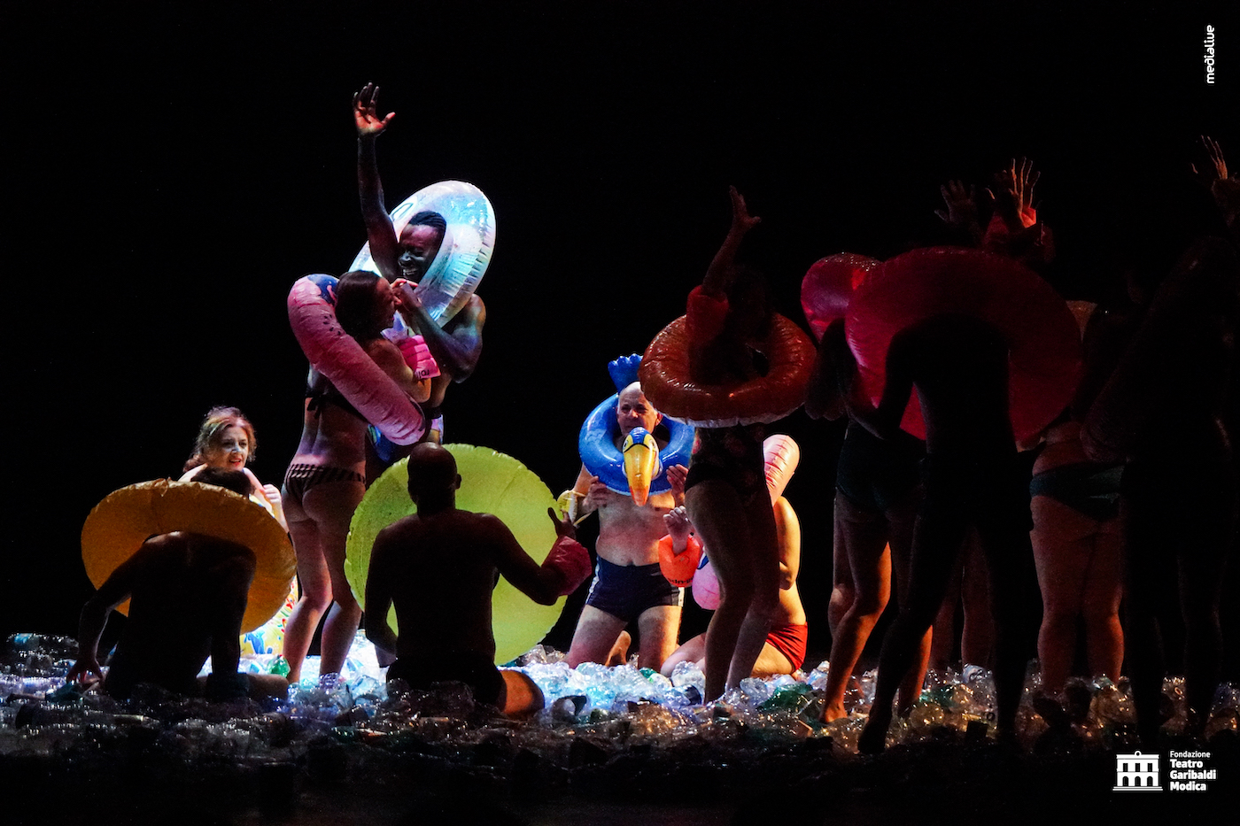 Un mare di plastica e di umanità: l’urlo di Emma Dante al Teatro Garibaldi di Modica