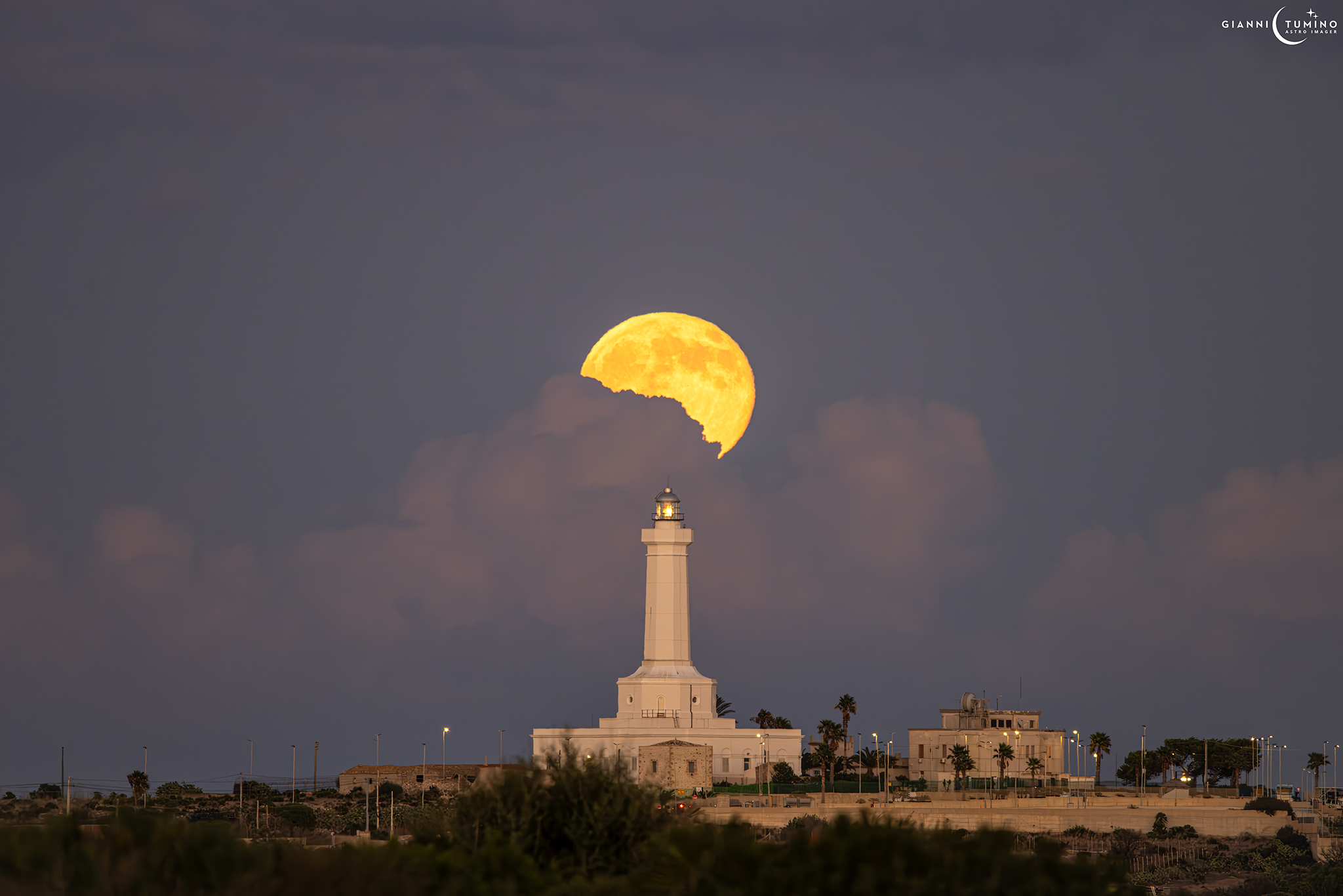 LA FOTO. La superluna di ottobre, un istante di perfezione tra luce e silenzio