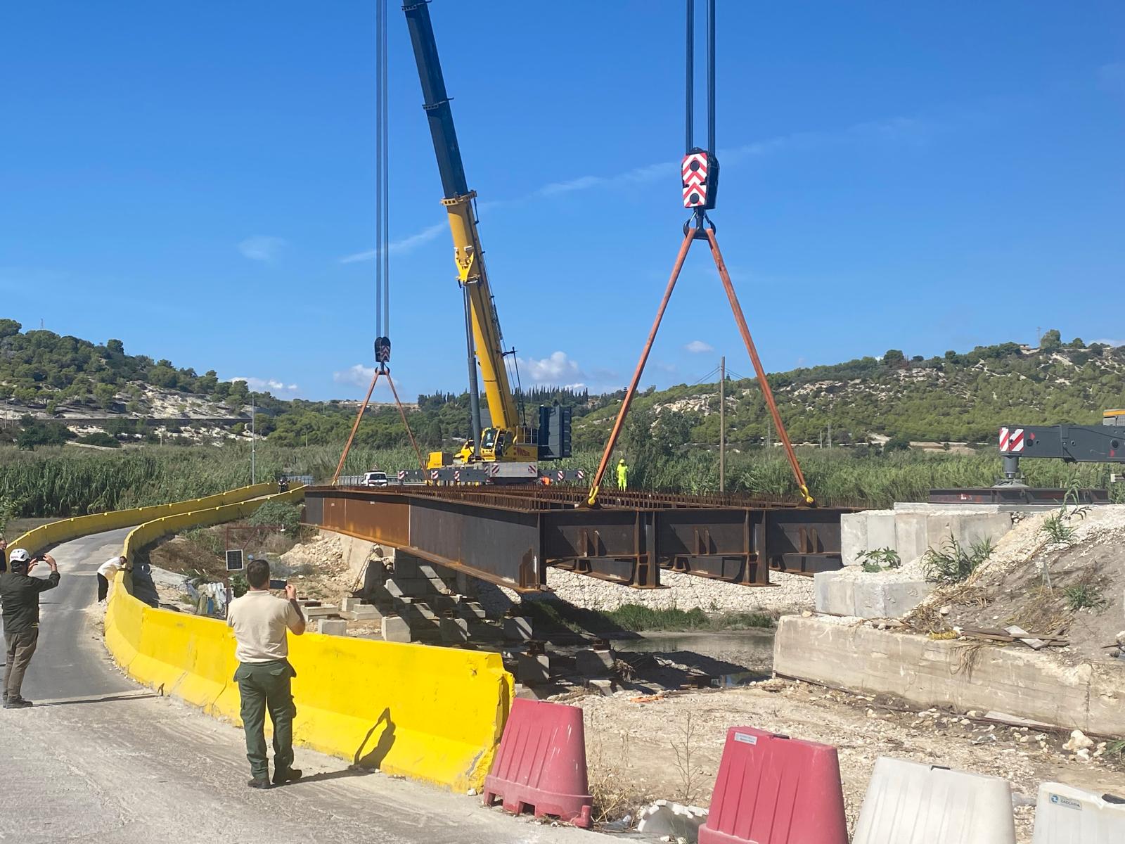 Ponte sul fiume Ippari: completata la nuova struttura metallica, riapertura prevista entro fine anno