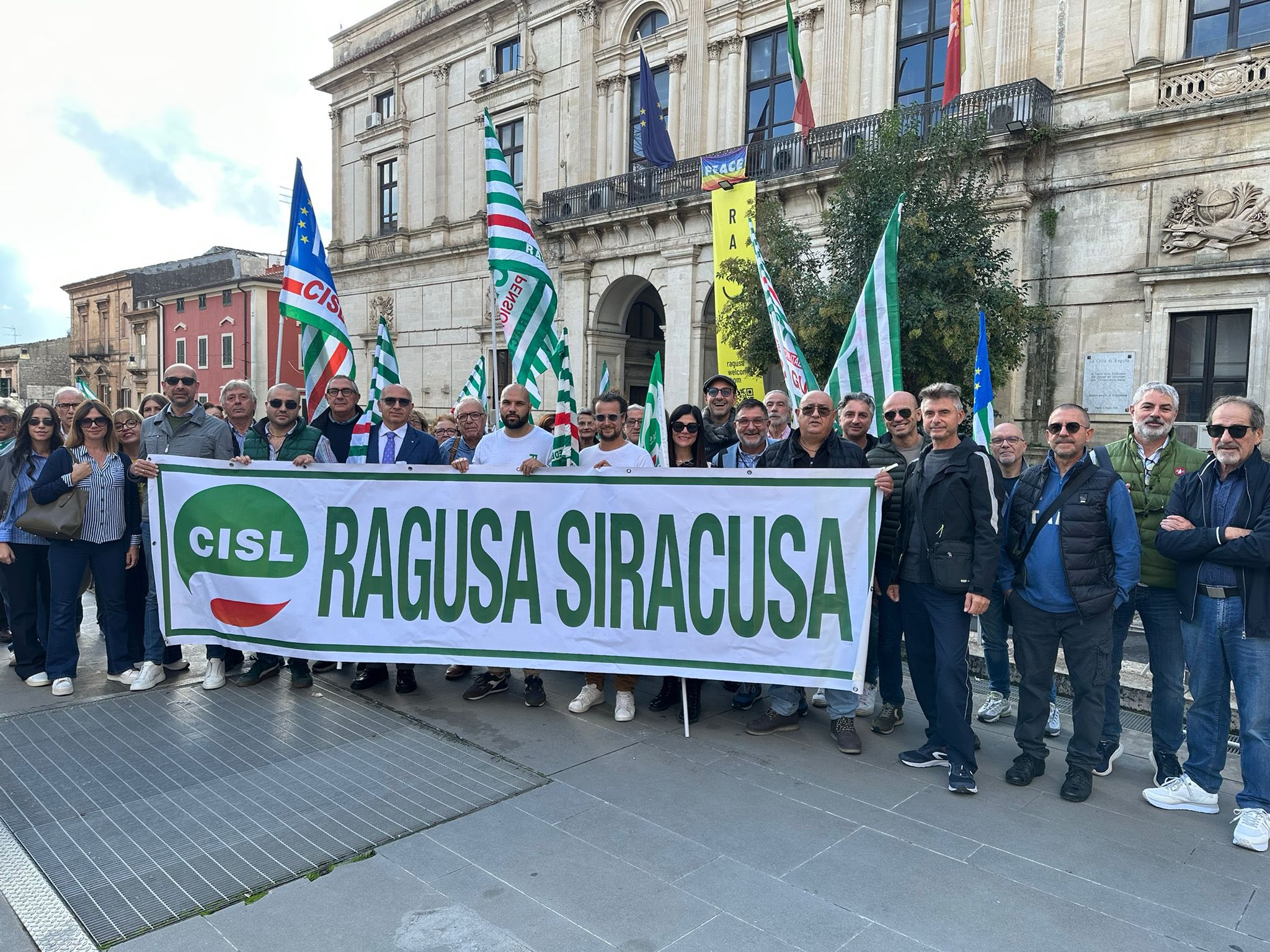 Ragusa e Siracusa unite per la pace: sit-in dei sindacati davanti alle Prefetture