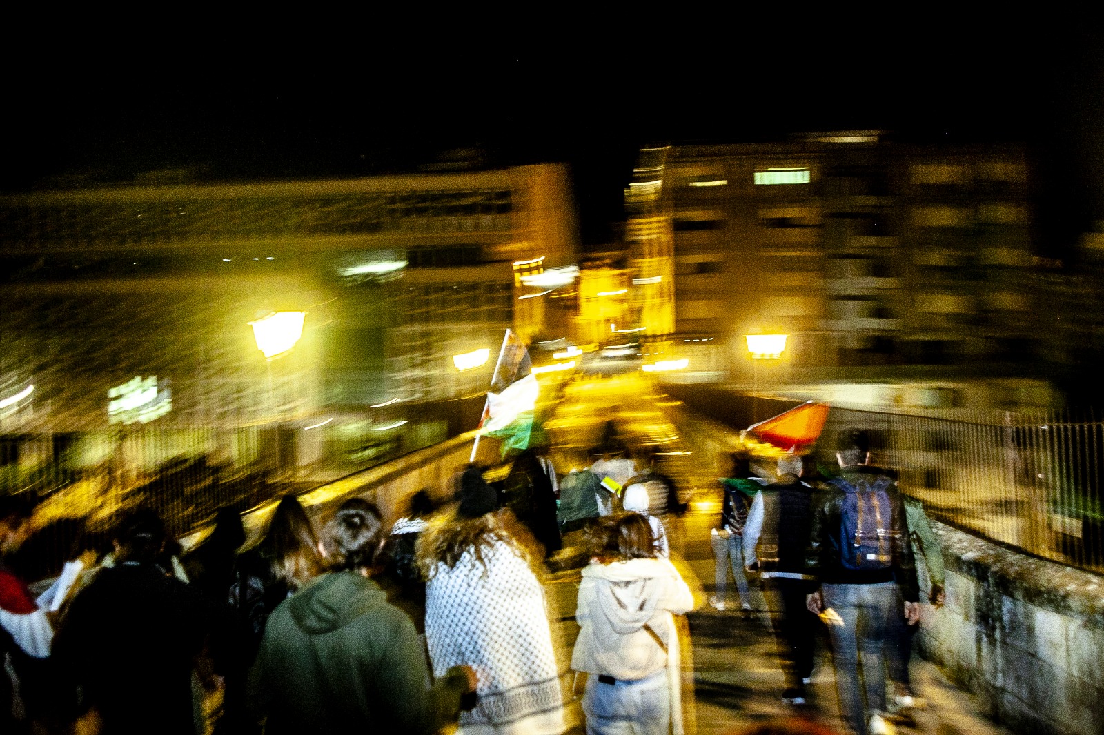 Notte di mobilitazioni a Ragusa: corteo spontaneo in centro e luci per Gaza davanti l’ospedale. Oggi sciopero generale