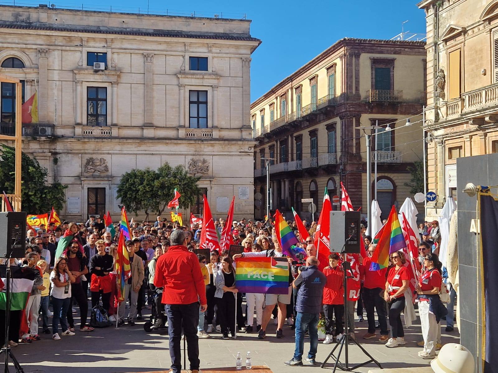 Sciopero generale a Ragusa: piazza Poste gremita tra lavoratori e studenti. Pace e giustizia per Gaza al centro delle voci