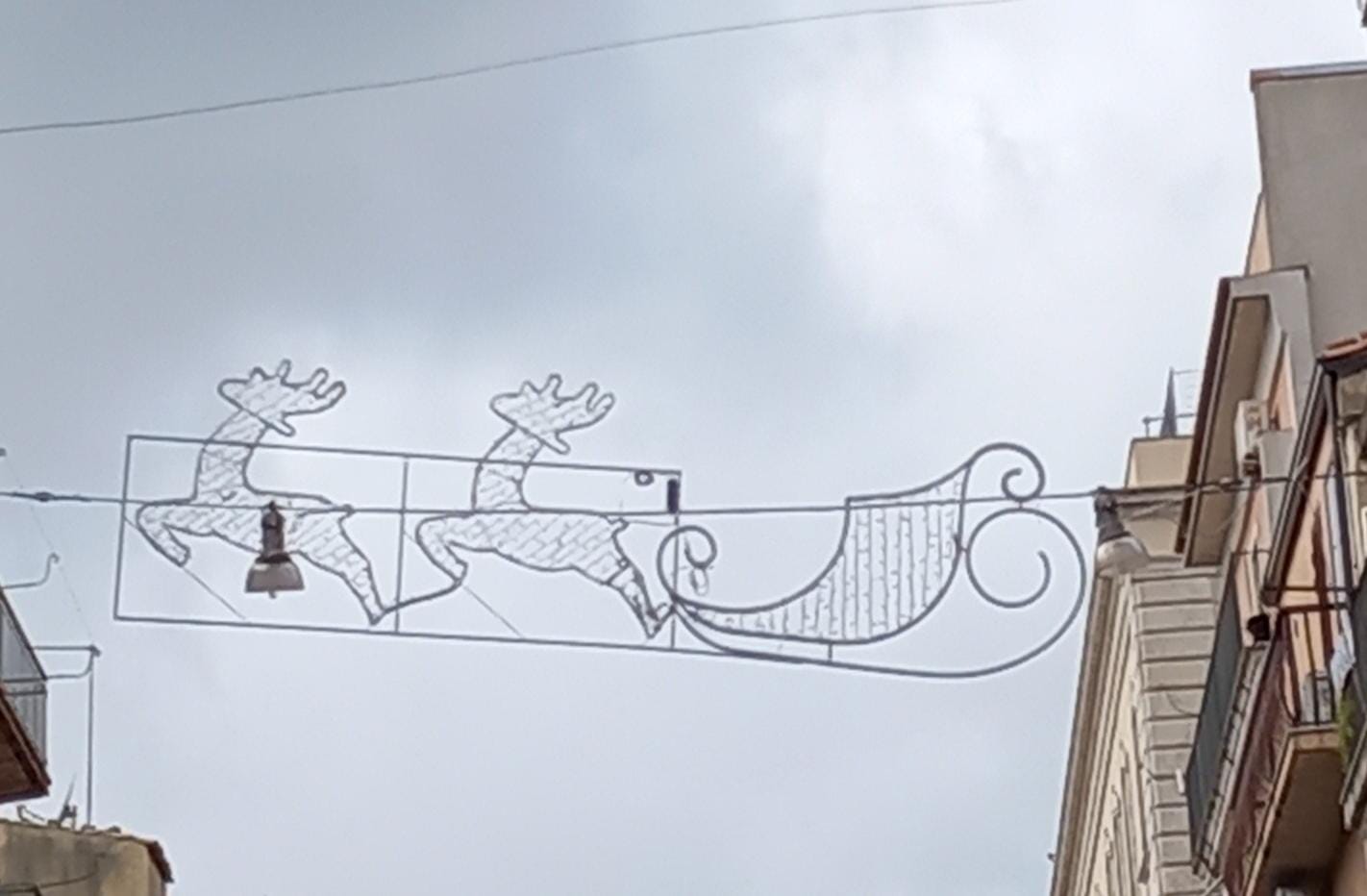 Luminarie appese e panettoni sugli scaffali: a Ragusa è già Natale
