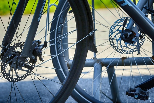 Scontro auto – bici a Vittoria: ciclista  a terra, finisce in ospedale