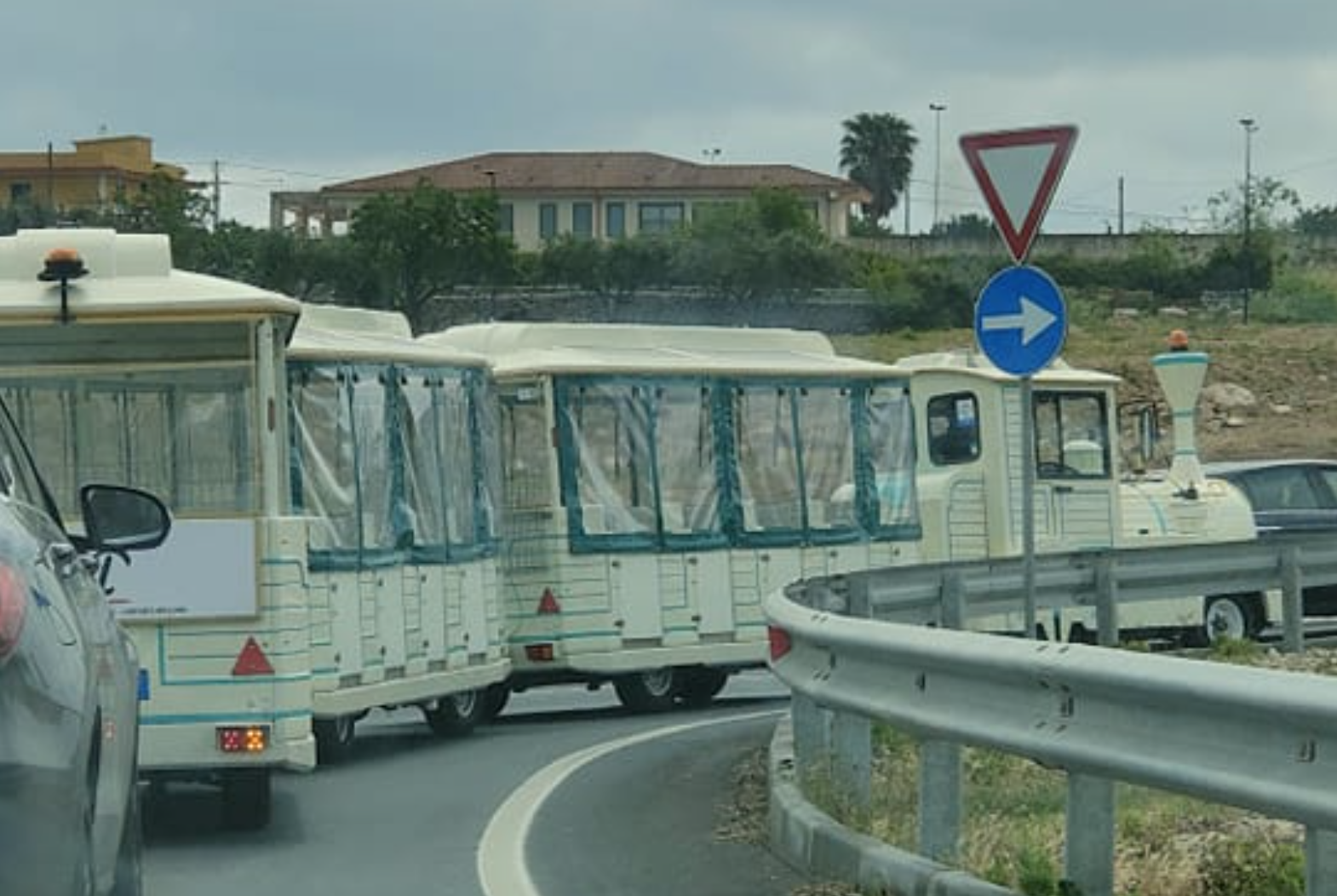 I trenini a Modica: croce e delizia di automobilisti e turisti