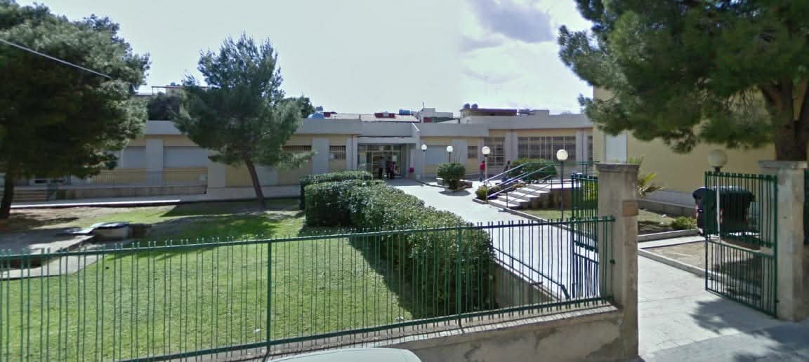 A lezione con i secchi in classe alla “San Giuseppe” di Ispica: i genitori chiedono rassicurazioni