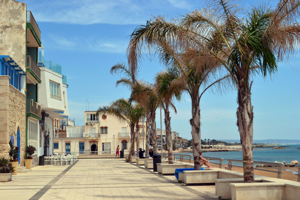 Passeggiare a Marina di Ragusa diventa un rischio? Monopattini e bici nelle aree pedonali, l’appello del sindaco e le richieste dei cittadini