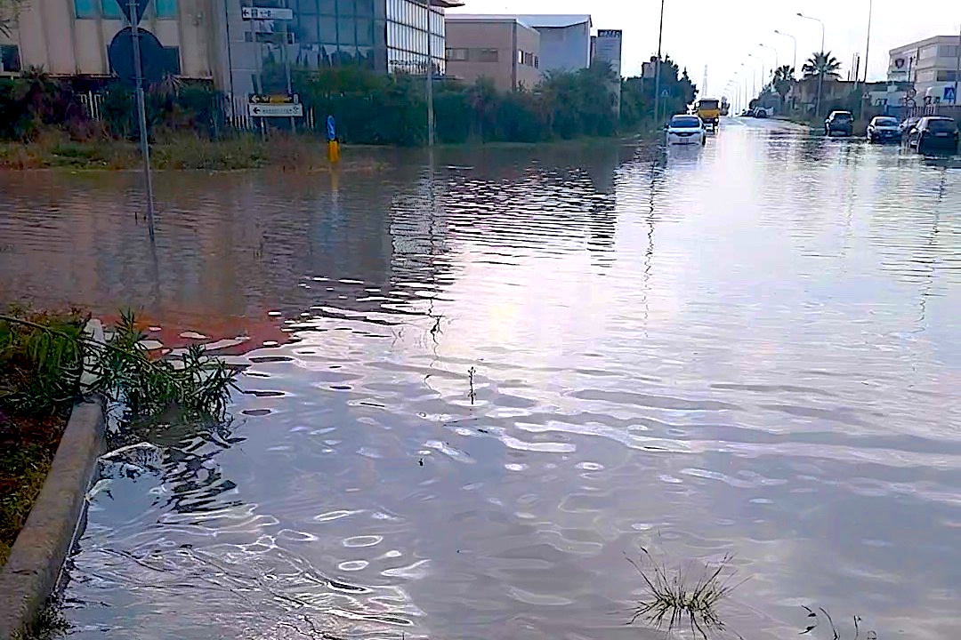 Piscina comunale all’aperto? No, è solo la periferia di Ragusa. Problemi anche in via Achille Grandi