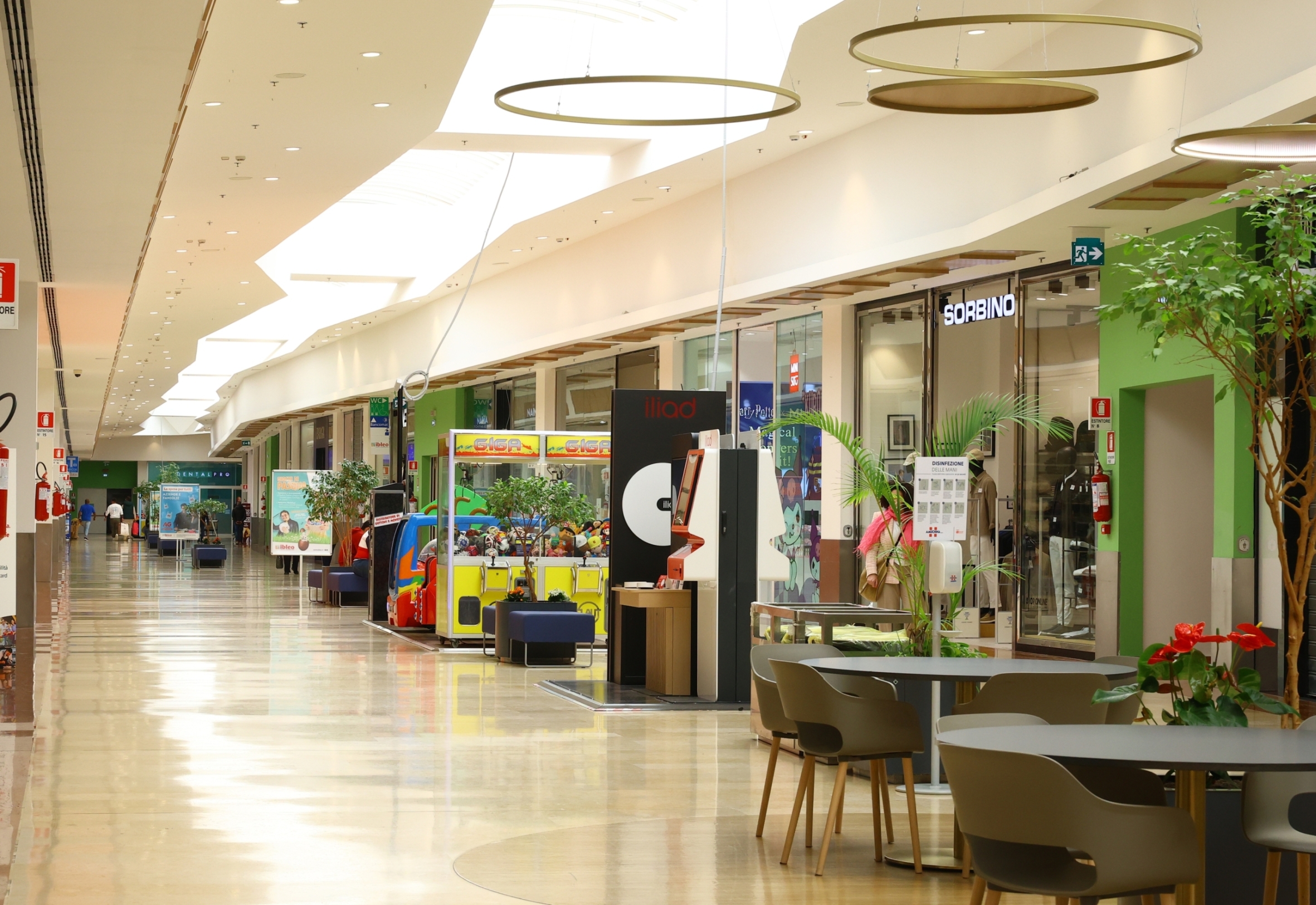 Giornata contro la violenza sulle donne: una panchina rossa al Centro Commerciale Ibleo