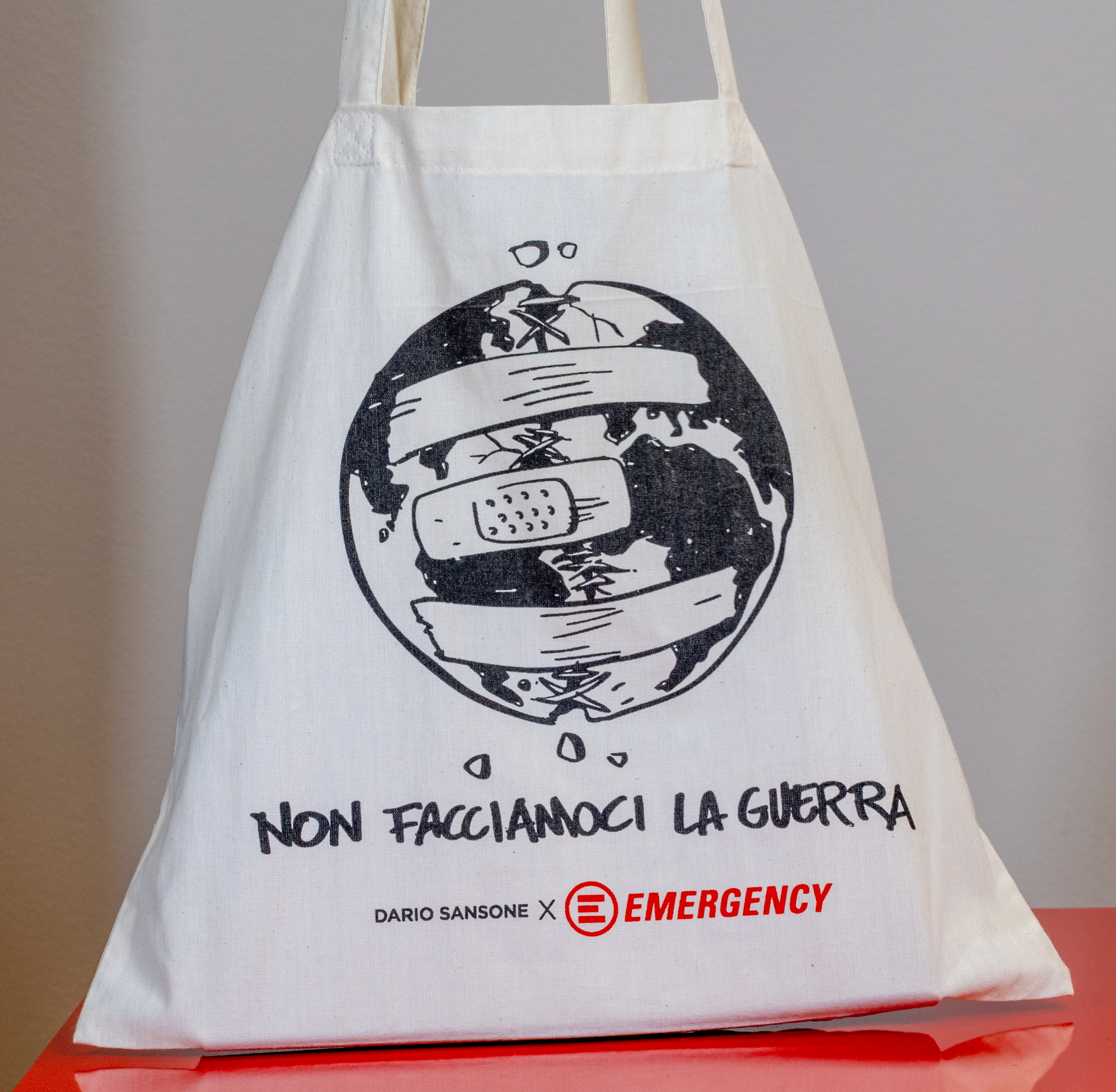 Natale solidale a Catania: regali EMERGENCY per sostenere chi soffre