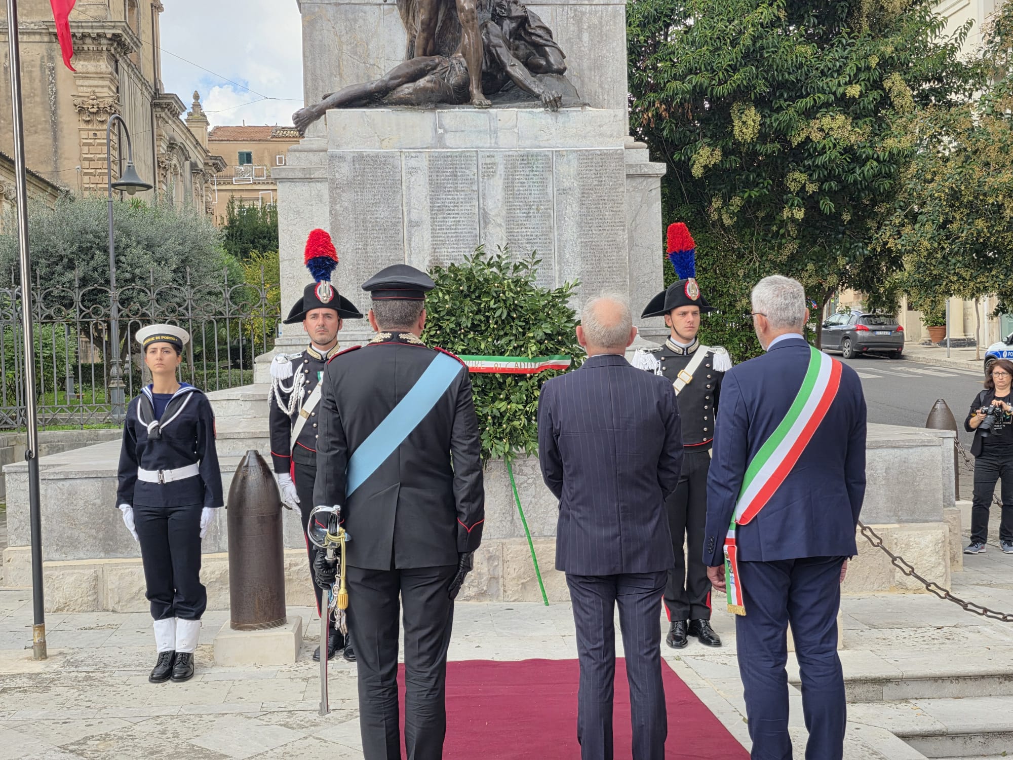 Ragusa celebra il 4 Novembre: in Piazza San Giovanni la festa dell’Unità Nazionale e delle Forze Armate. FOTO E VIDEO