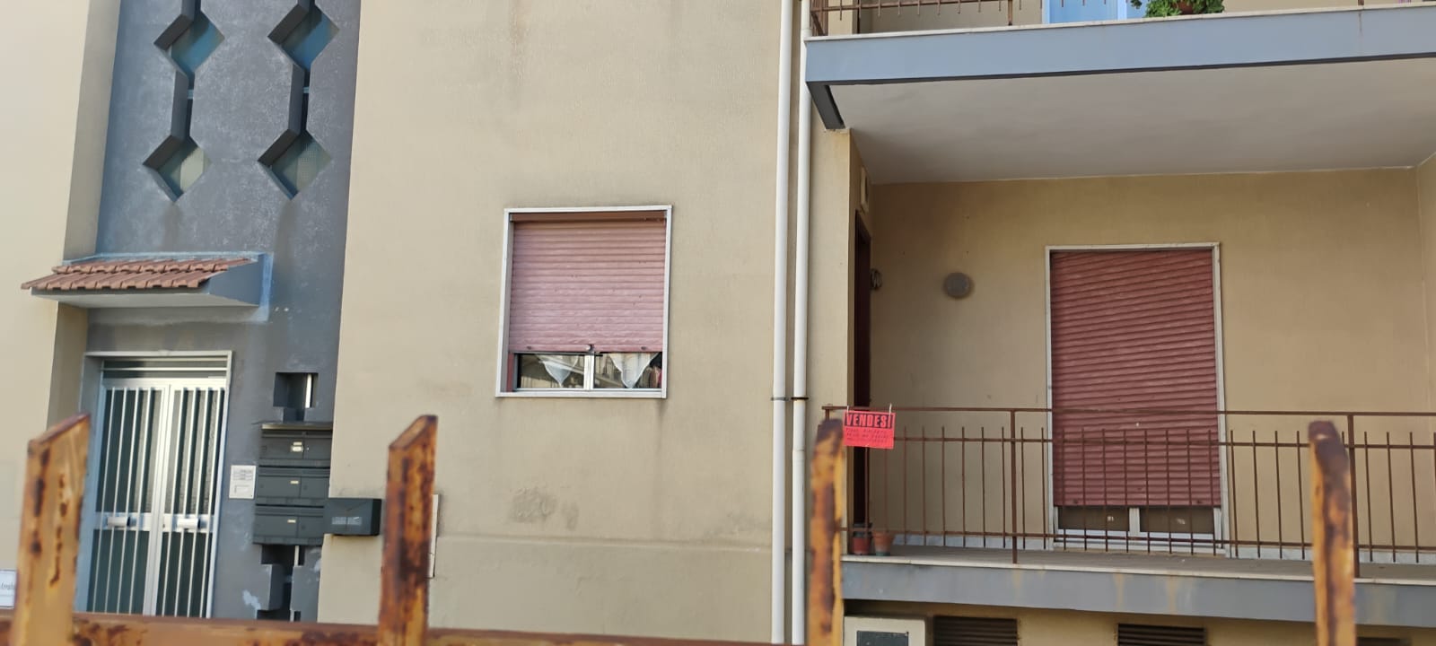 Vendesi: nel condominio di via dei Miracoli a Scicli l’anziano “disturbatore” va via