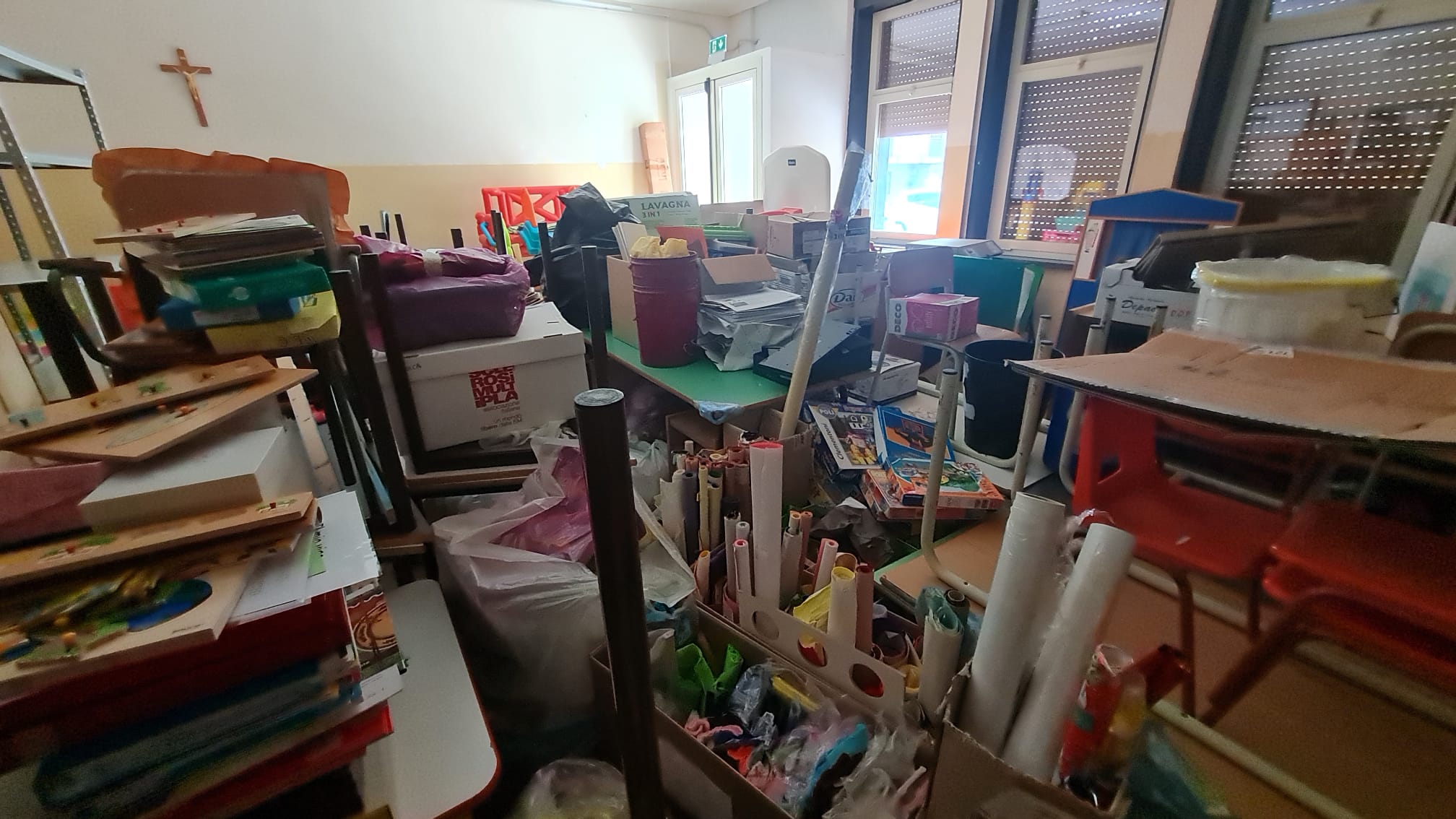 Modica, scuola De Amicis nel caos: genitori sul piede di guerra per il materiale accatastato. FOTO