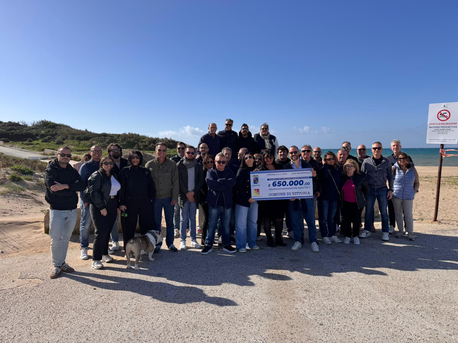 Flash mob di Fratelli d’Italia in attesa del ponte di Cammarana, sulla foce del fiume Ippari