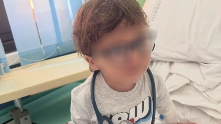 Ethan: la forza di un bambino, l’amore di una città per un battito di speranza