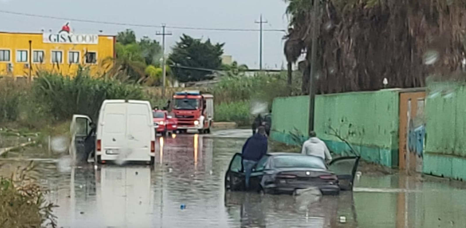 Allagamenti e paura a Vittoria: l’acqua invade le strade, automobilisti soccorsi