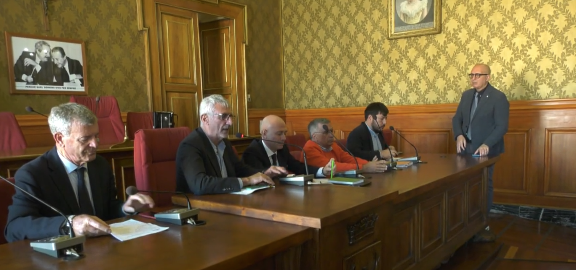Iblea Acque presenta il nuovo corso. Ma in aula consiliare spuntano i paradossi: Comuni creditori, disservizi e una società ancora “in startup”