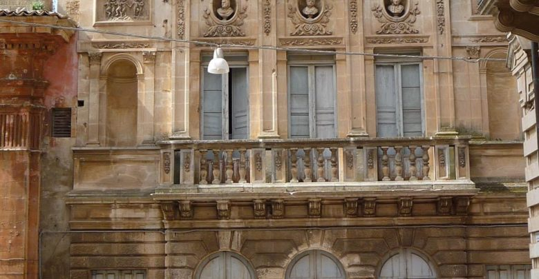 Il teatro non c’è ancora, la commedia della politica si! Il Comune replica al Pd: “Lavori vanno avanti”