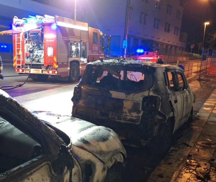 Modica, incendio nella notte: date alle fiamme tre auto della Guardia di Finanza sotto la caserma