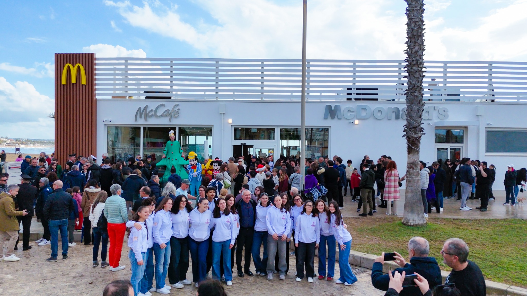McDonald’s ha aperto al porto di Marina di Ragusa: l’unico in Italia letteralmente in riva al mare. FOTO GALLERY