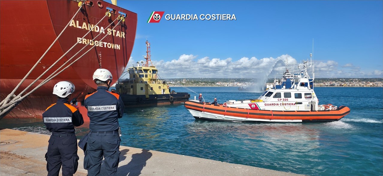 Pozzallo, maxi-esercitazione antincendio in porto: simulato incendio in sala macchine di una nave mercantile