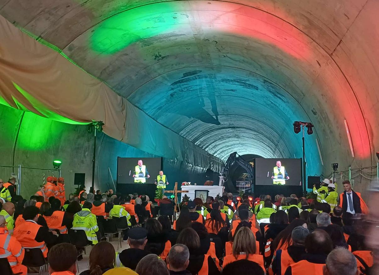 Santa Barbara nei cantieri della Ragusa–Catania: i lavoratori festeggiano nella galleria Francofonte