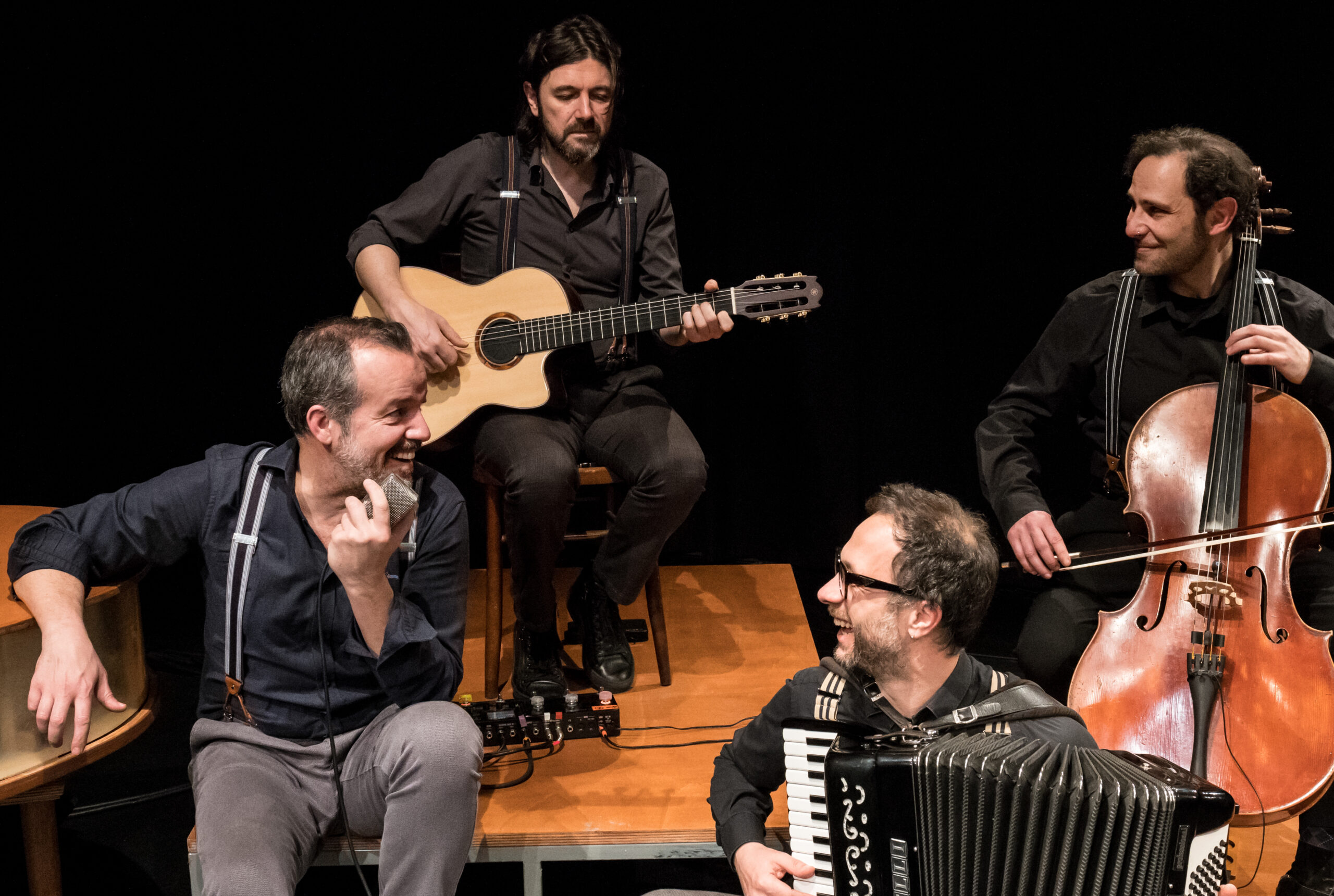 “Nel blu” trionfa al Premio Ubu 2025 e approda a Ragusa: Modugno rivive al Teatro Donnafugata
