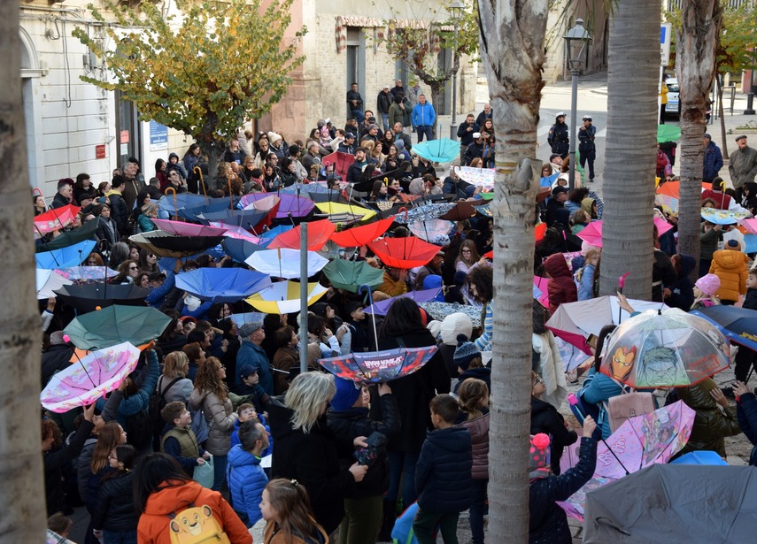 “A jittara re nuciddi” a Comiso, l’antica tradizione del lancio delle noccioline per la festa di Santa Lucia