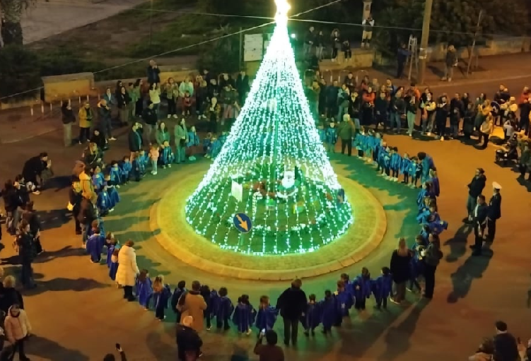 “Sotto lo stesso cielo”: Il Villaggio Jungi di Scicli celebra il Natale con un albero di luci simbolo di speranza