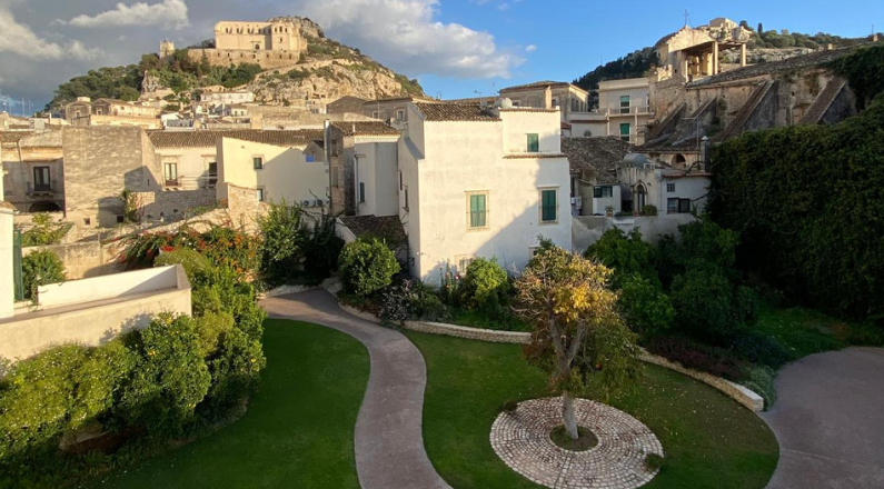 Scicli, patrimonio Unesco: alla scoperta del giardino segreto e dei dipinti di Palazzo Bonelli-Patanè