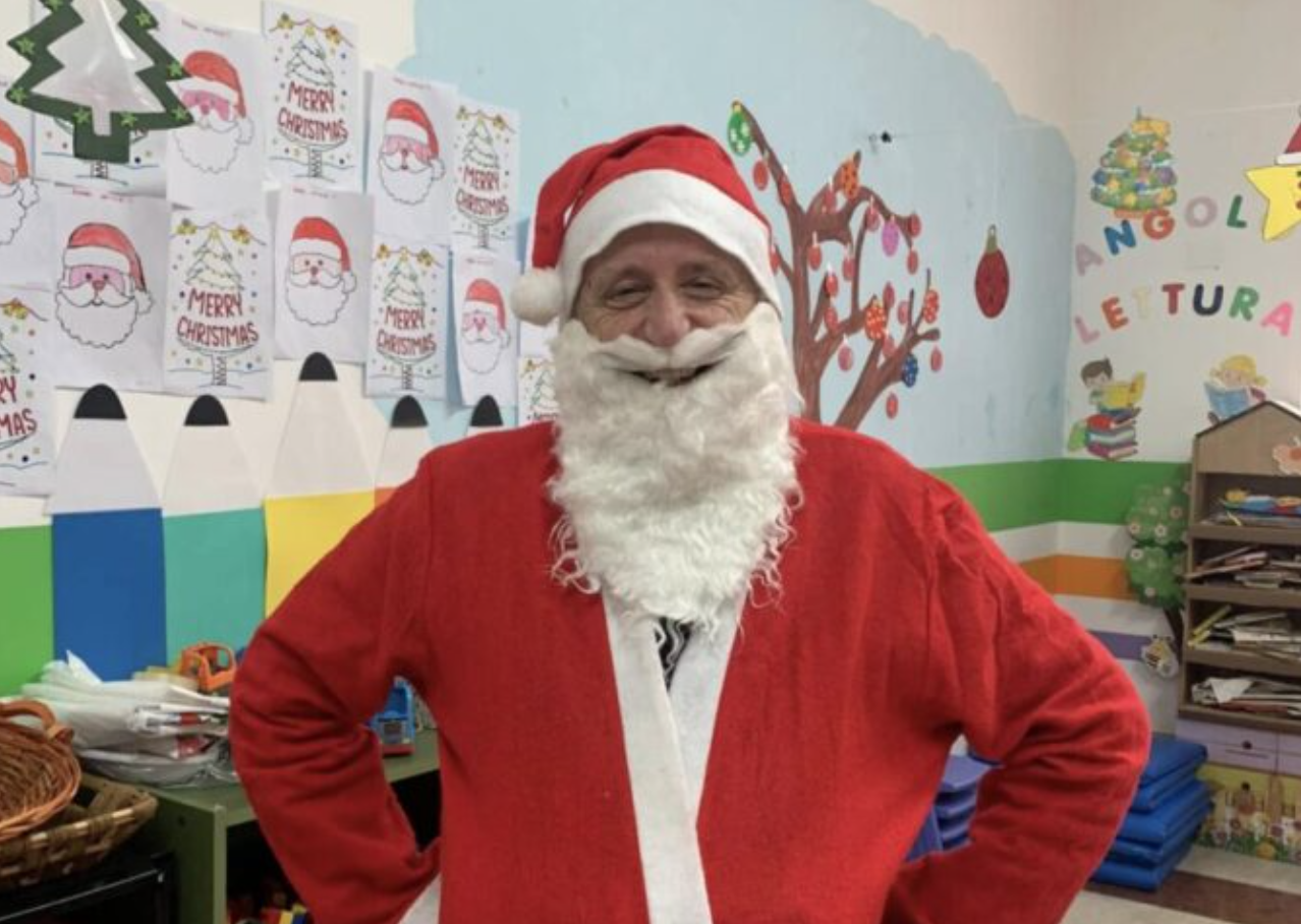 Altro che fascia tricolore: il sindaco di Chiaramonte diventa Babbo Natale