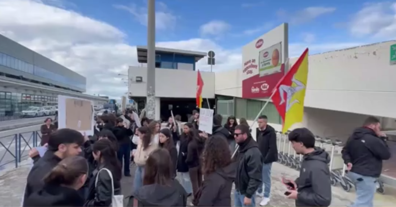 Caro voli la Sicilia ostaggio delle tariffe: “Così ci rubano il diritto a tornare a casa”. Protesta all’aeroporto di Palermo
