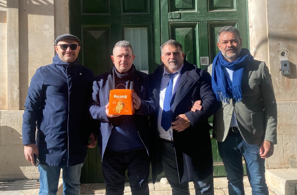 Panettoni consegnati al carcere e ora al lavoro per recuperare il teatro
