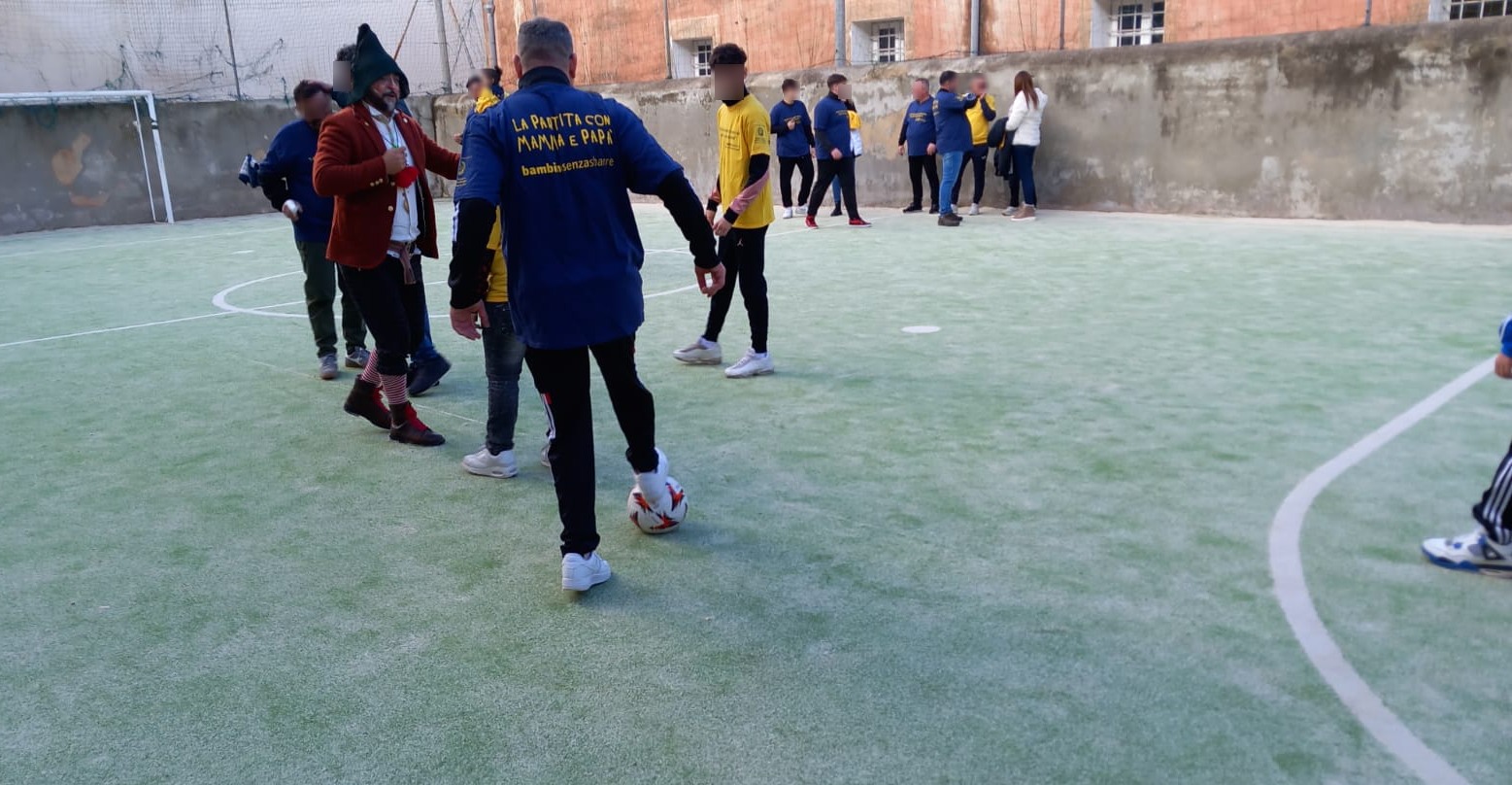 Natale in carcere a Ragusa: un pallone, abbracci e sorrisi tra padri detenuti e figli