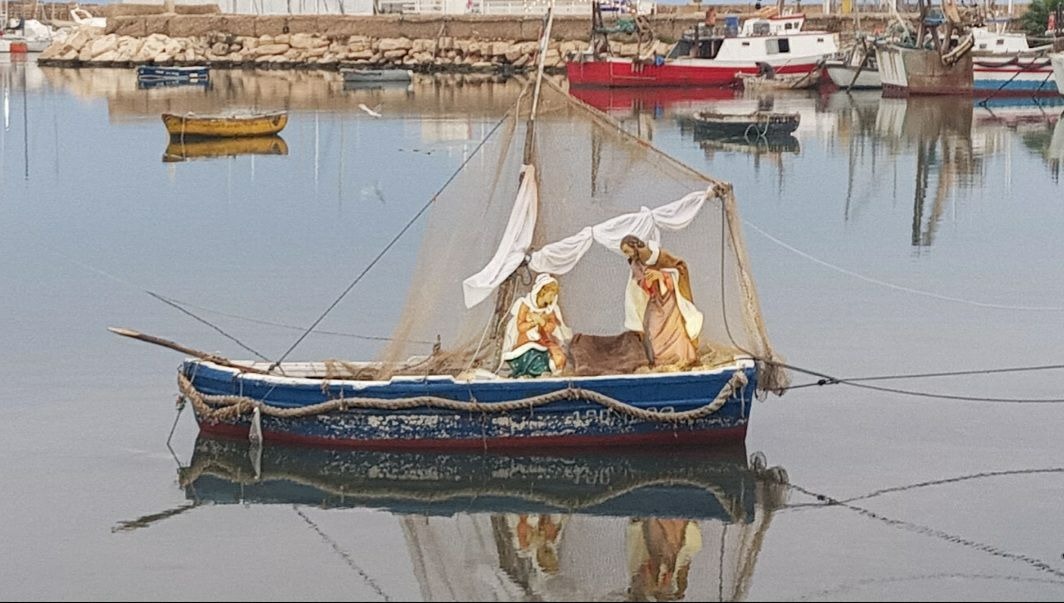 Un presepe nella barca sul mare: a Scoglitti l’iniziativa di Gianni Penna e Tino Colombo